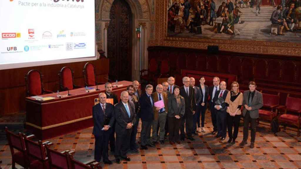 Los firmantes del 'Pacte Més Indústria', patronales, sindicatos, universidades y colegios profesionales, junto a los partidos políticos catalanes.