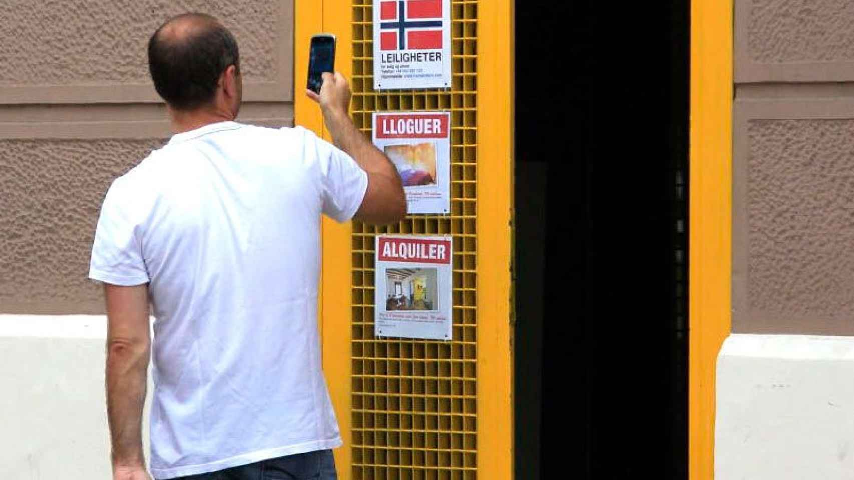 Un turista se interesa por un apartamento en el barrio de la Barceloneta.