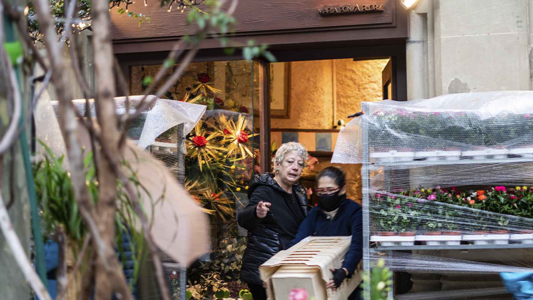 Maria Ponsà y su empleada organizando la floristería para Sant Jordi / GALA ESPÍN (CG)