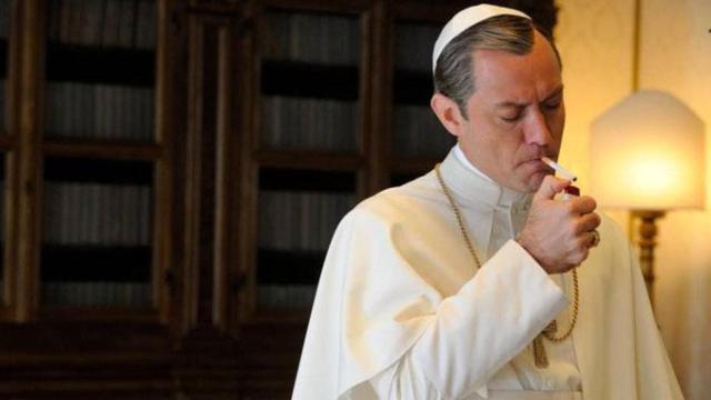 Jude Law en la primera temporada de la serie 'El joven papa' / HBO