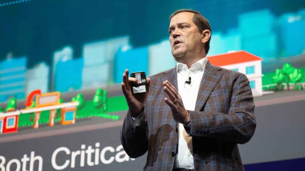 El consejero delegado de Cisco, Chuck Robbins, durante su ponencia en el Mobile World Congress / EP