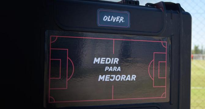 OLIVER, el dispositivo para futbolistas que controla todos sus movimientos