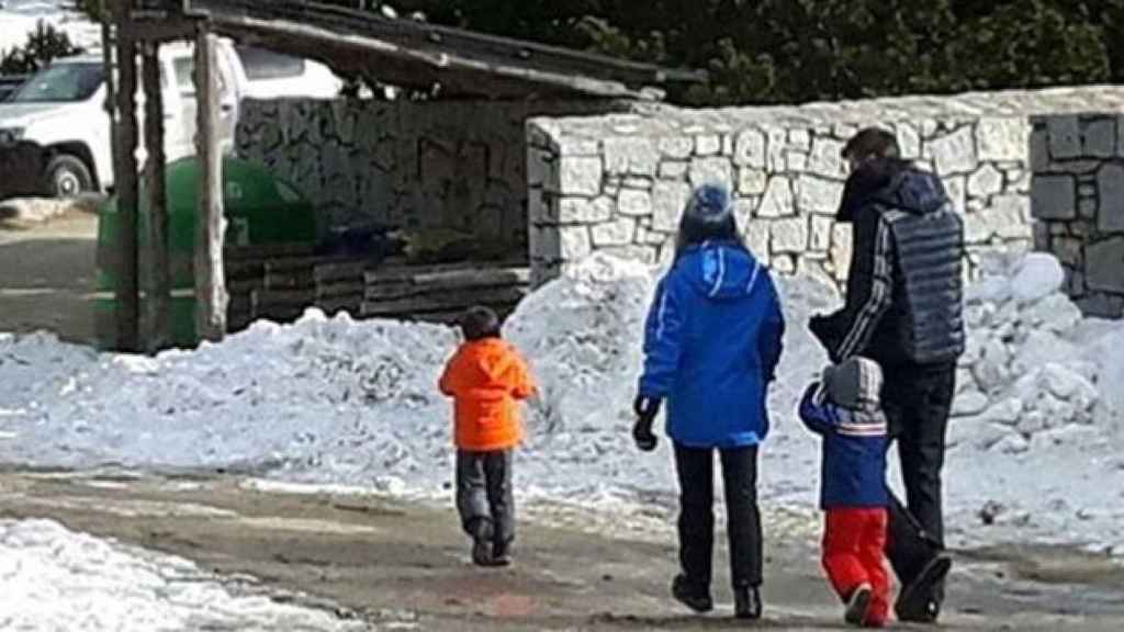 Shakira y Gerard Piqué, con sus hijos Sasha y Milan, en su escapada en la nieve / HOLA