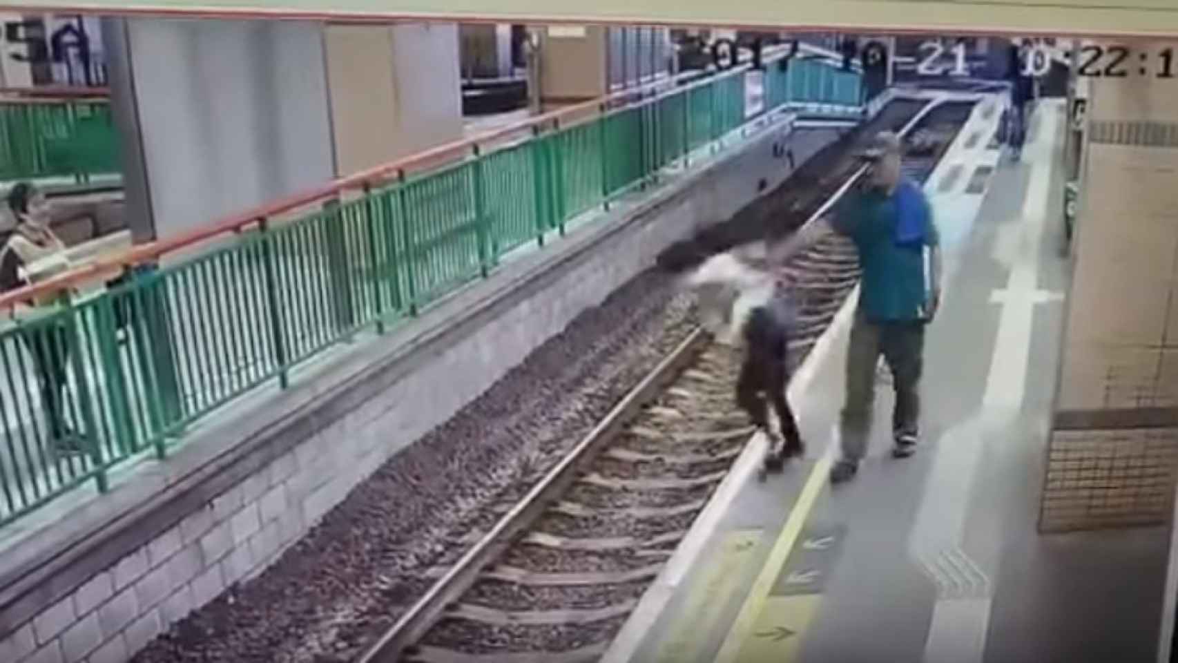El hombre empuja a la mujer a las vías del tren / Youtube