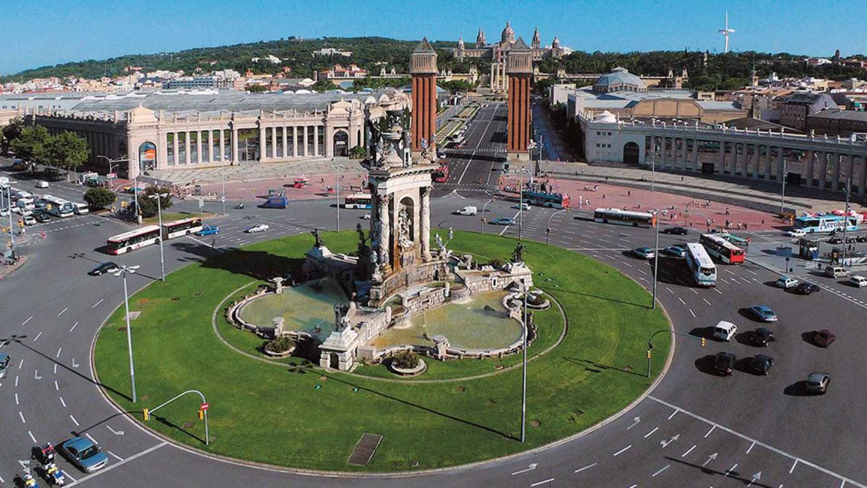 Varios conductores cometen un error en una rotonda de Barcelona / AJ. BCN