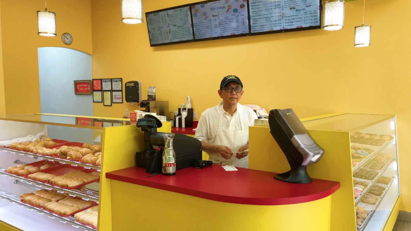 Fotografía de la publicación de Twitter donde se aprecia al padre solo en la tienda y que se ha hecho viral / BILLY'S DONUTS