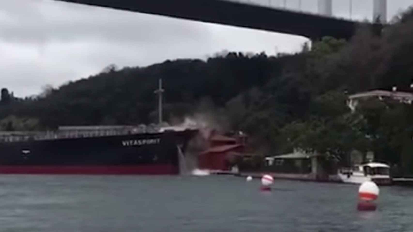 Una foto del momento en que el barco se estrella contra la mansión