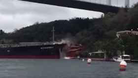 Una foto del momento en que el barco se estrella contra la mansión