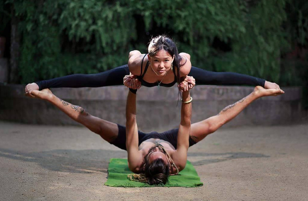 Una pareja practicando acroyoga en Barcelona / INSTAGRAM - LILINYOGA