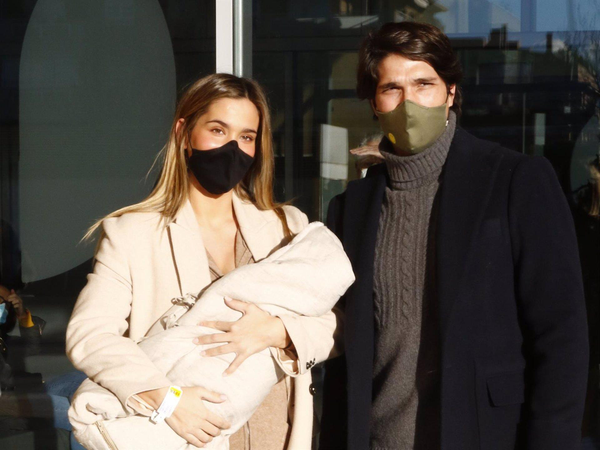 María Pombo y Pablo Castellano, con su hijo, a las puertas del hosptal Quirón / EP