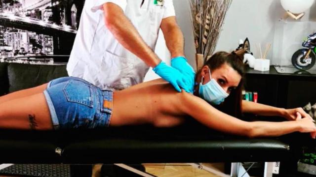 Fani Carbajo se somete a un masaje / INSTAGRAM