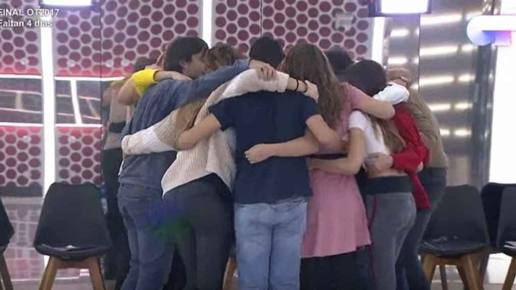 El abrazo final entre los concursantes y profesores de 'OT' / CD