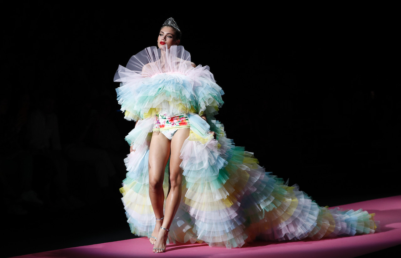 Uno de los modelos de Andrés Sardá en la Pasarela Cibeles Fashion Week de Madrid / GTRES