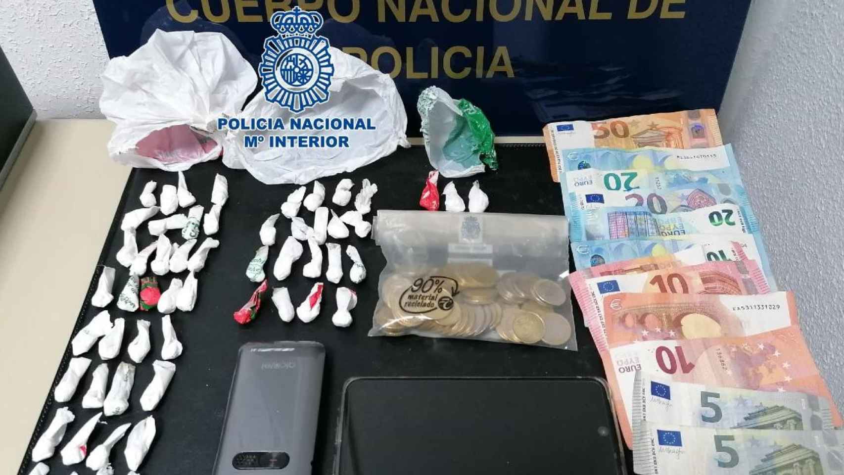 Parte del material incautado por los agentes /PN