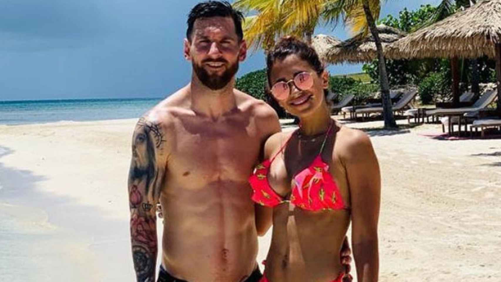 Roccuzzo luciendo un bikini junto a Leo Messi / Redes