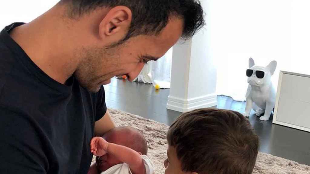 Sergio Busquets con sus hijos fotografiados por Elena Galera / INSTAGRAM