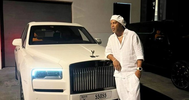 Ronaldinho posa con su nuevo coche / REDES