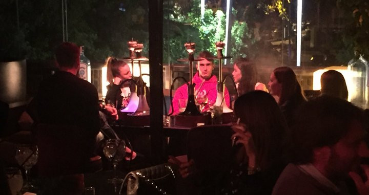 Denis Suárez y Nadia Avilés fuman shisha en Nuba / CULEMANÍA