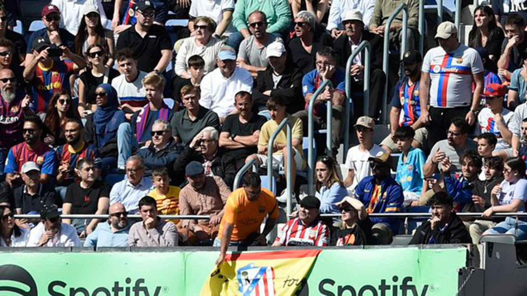 Expulsan del Camp Nou a un aficionado que había colgado una bandera del Atlético / REDES