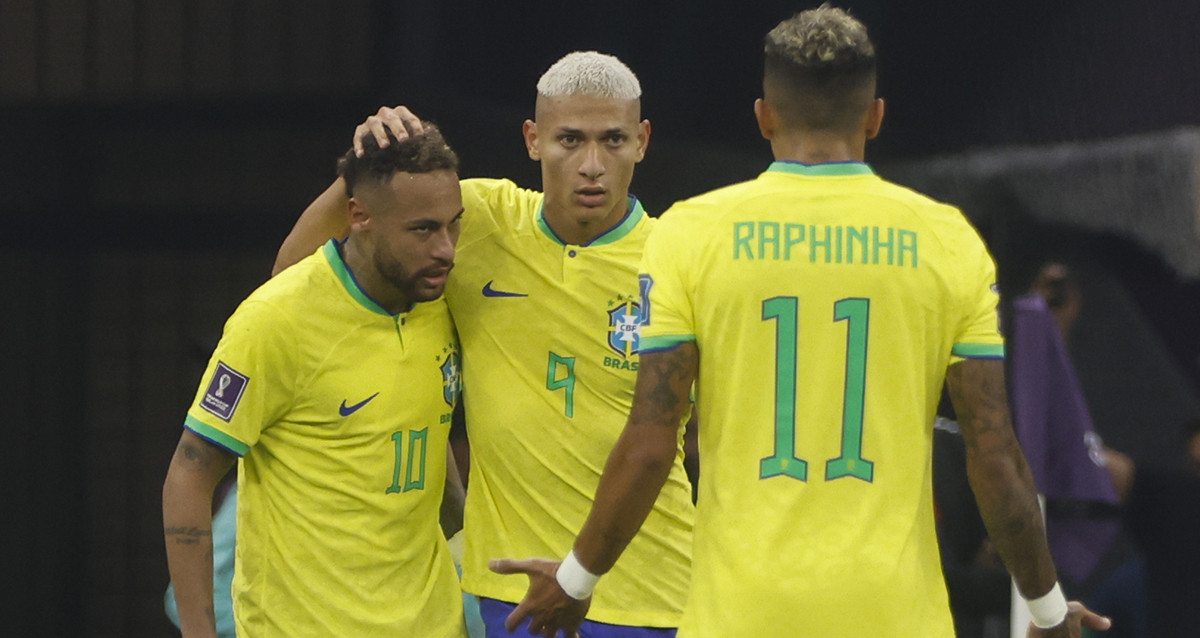 Richarlison celebra, junto a Neymar y Raphinha, sus dos goles contra Serbia / EFE