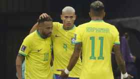 Richarlison celebra, junto a Neymar y Raphinha, sus dos goles contra Serbia / EFE