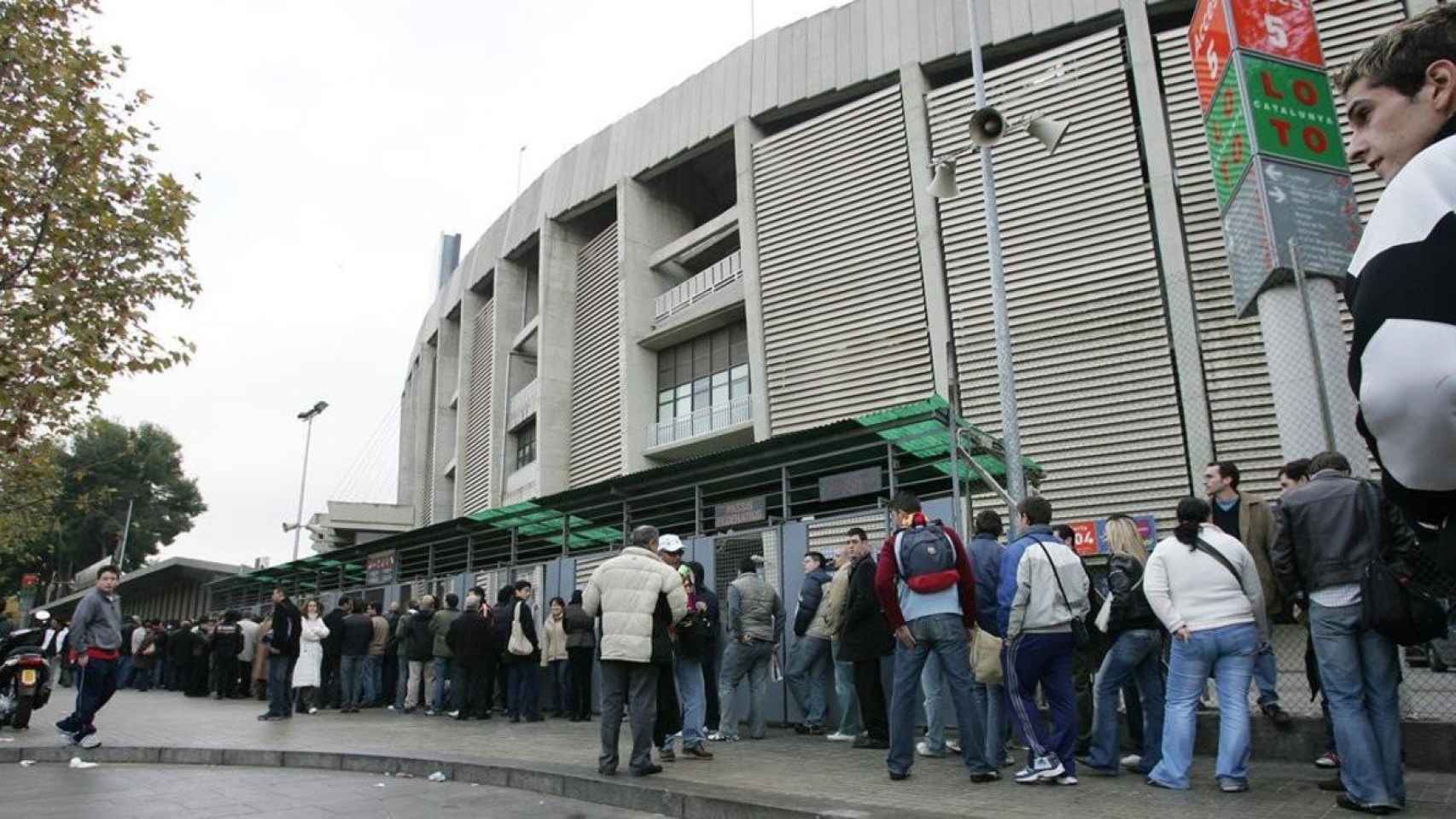 Cola de socios del Barça en los aledaños del Camp Nou, en una imagen de archivo / FC Barcelona