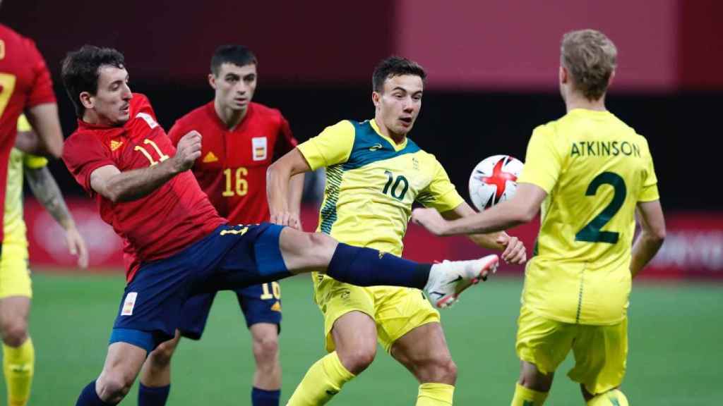 Oyarzabal luchando un balón contra Australia / RFEF