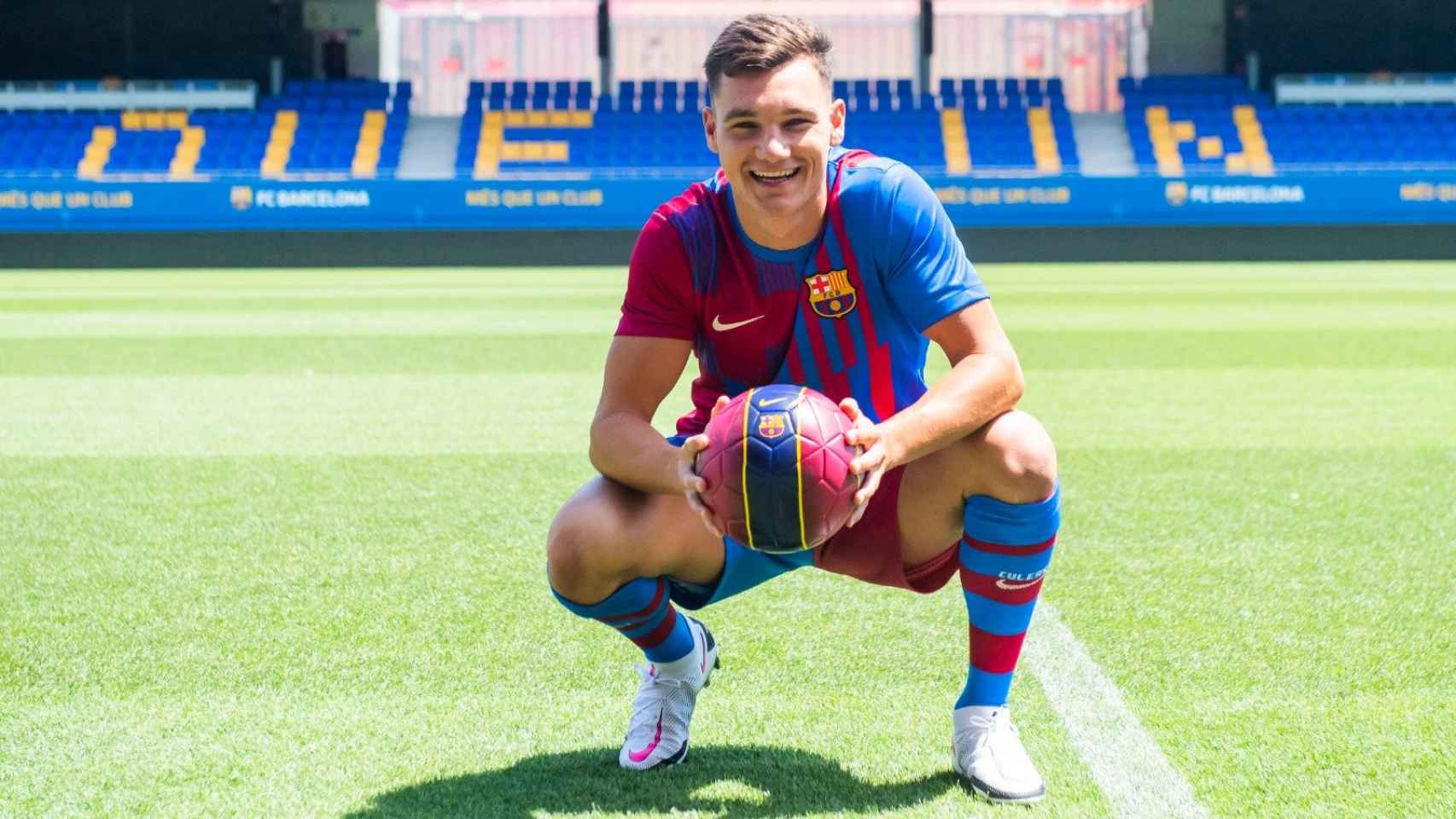 Ferrán Jutglà, nuevo jugador del Barça B, durante su presentación. / FCB