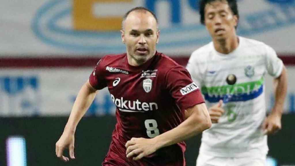 Una foto de archivo de Andrés Iniesta jugando con el Vissel Kobe / EFE