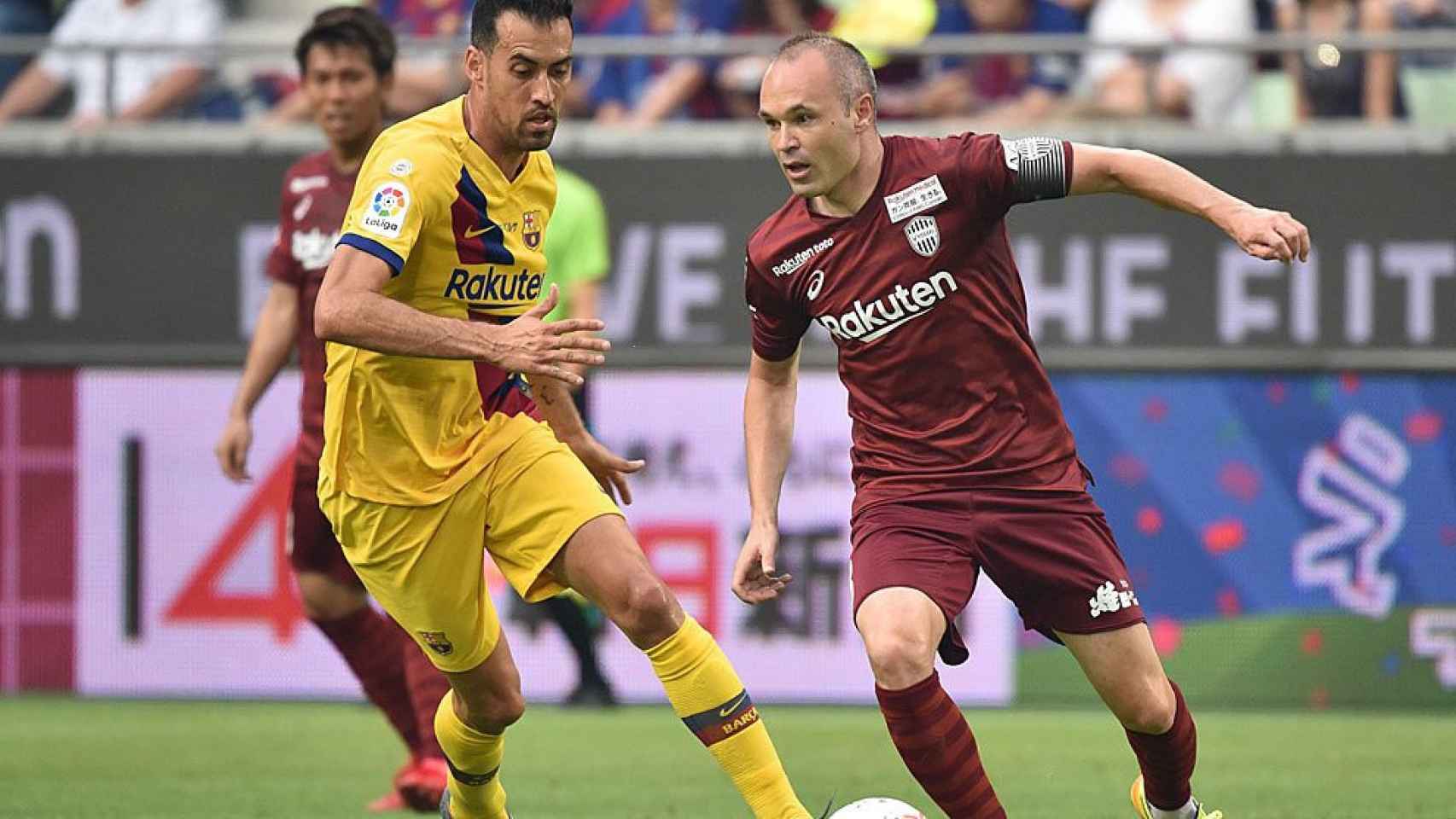 Iniesta jugando contra el Barça en pretemporada / EFE