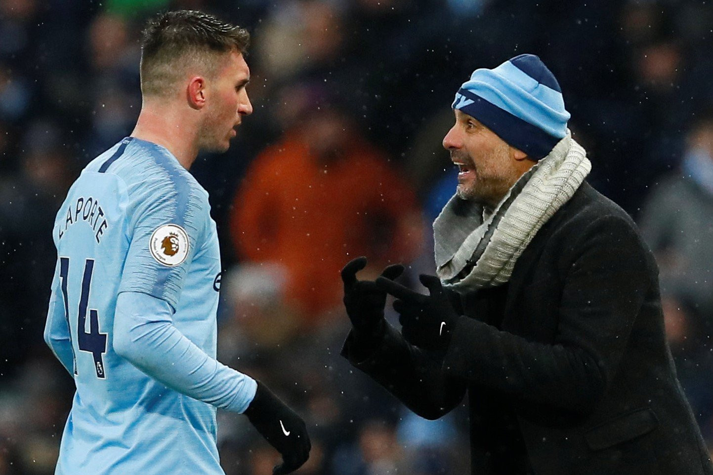 Laporte recibiendo órdenes de Pep Guardiola / EFE