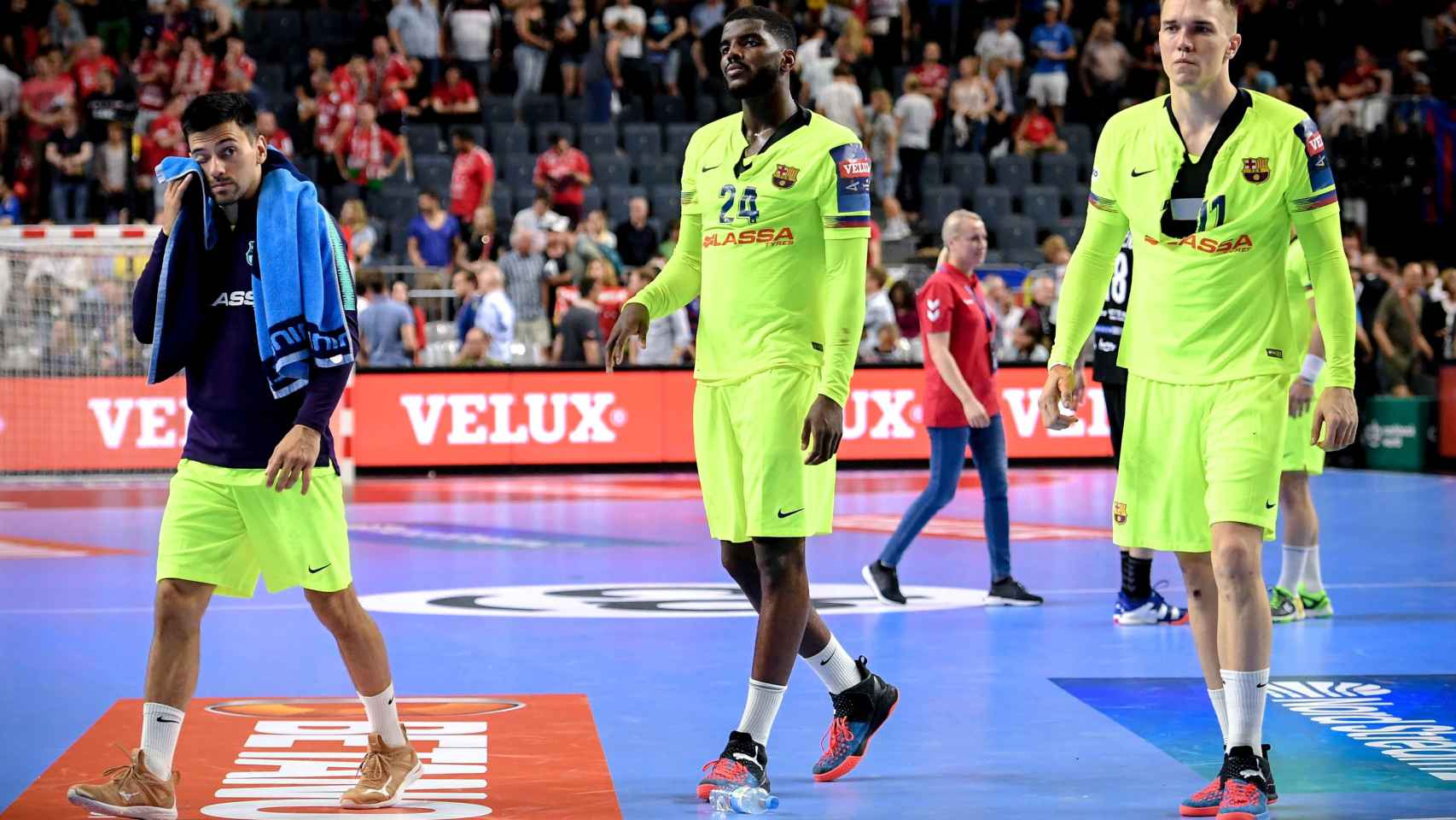 Los jugadores del Barça Lassa de balonmano tras caer ante el Vardar / EFE