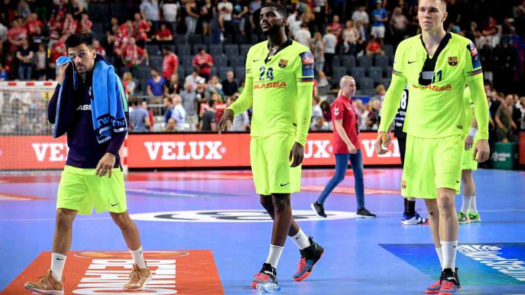 Los jugadores del Barça Lassa de balonmano tras caer ante el Vardar / EFE