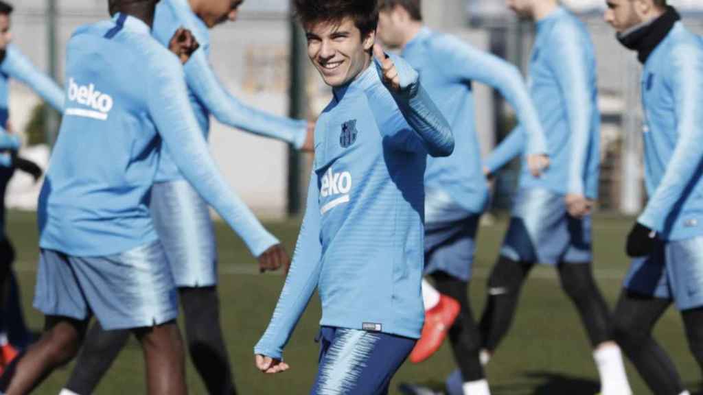 Una foto de Riqui Puig junto a sus compañeros en el entrenamiento del Barça / FCB