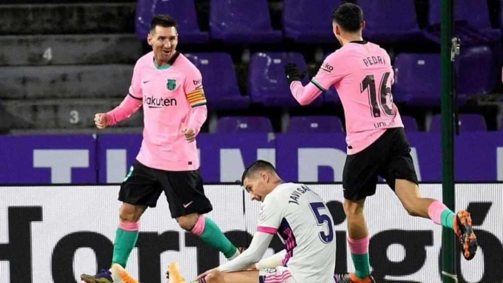 Leo Messi, celebrando con Pedri su gol ante el Valladolid | EFE