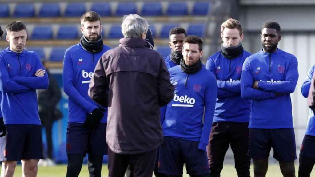 La plantilla, a quienes se ha propuesto una bajada de sueldo, escuchando a Setién / FC Barcelona