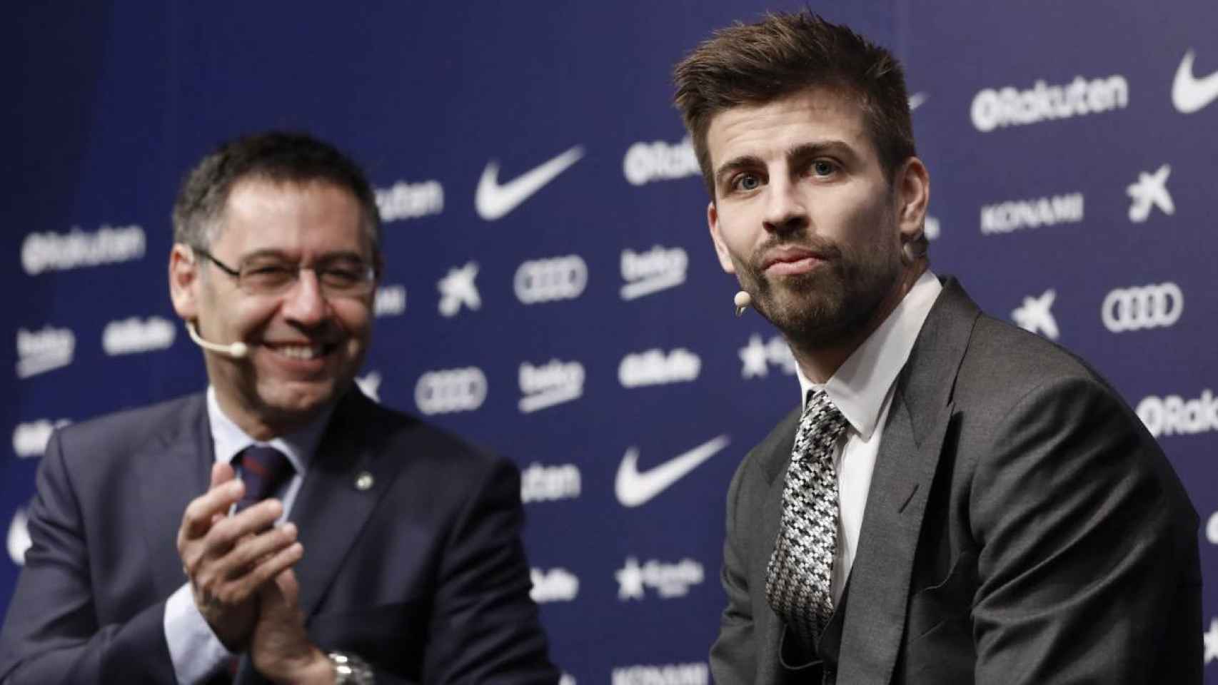 Bartomeu y Piqué en una foto tomada durante su renovación por el Barça / EFE