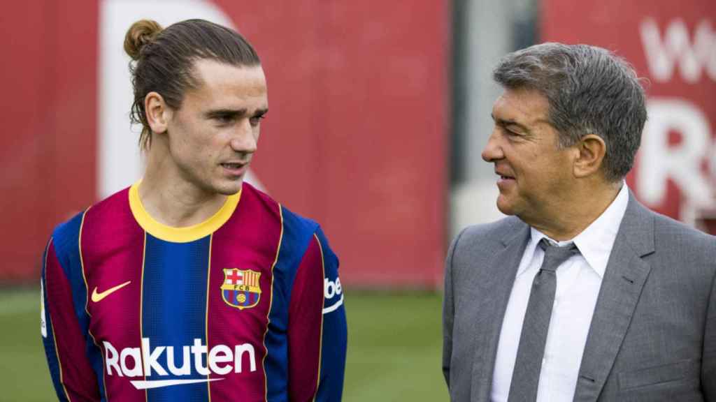 Griezmann posa junto a Joan Laporta en la foto oficial del año pasado / FCB