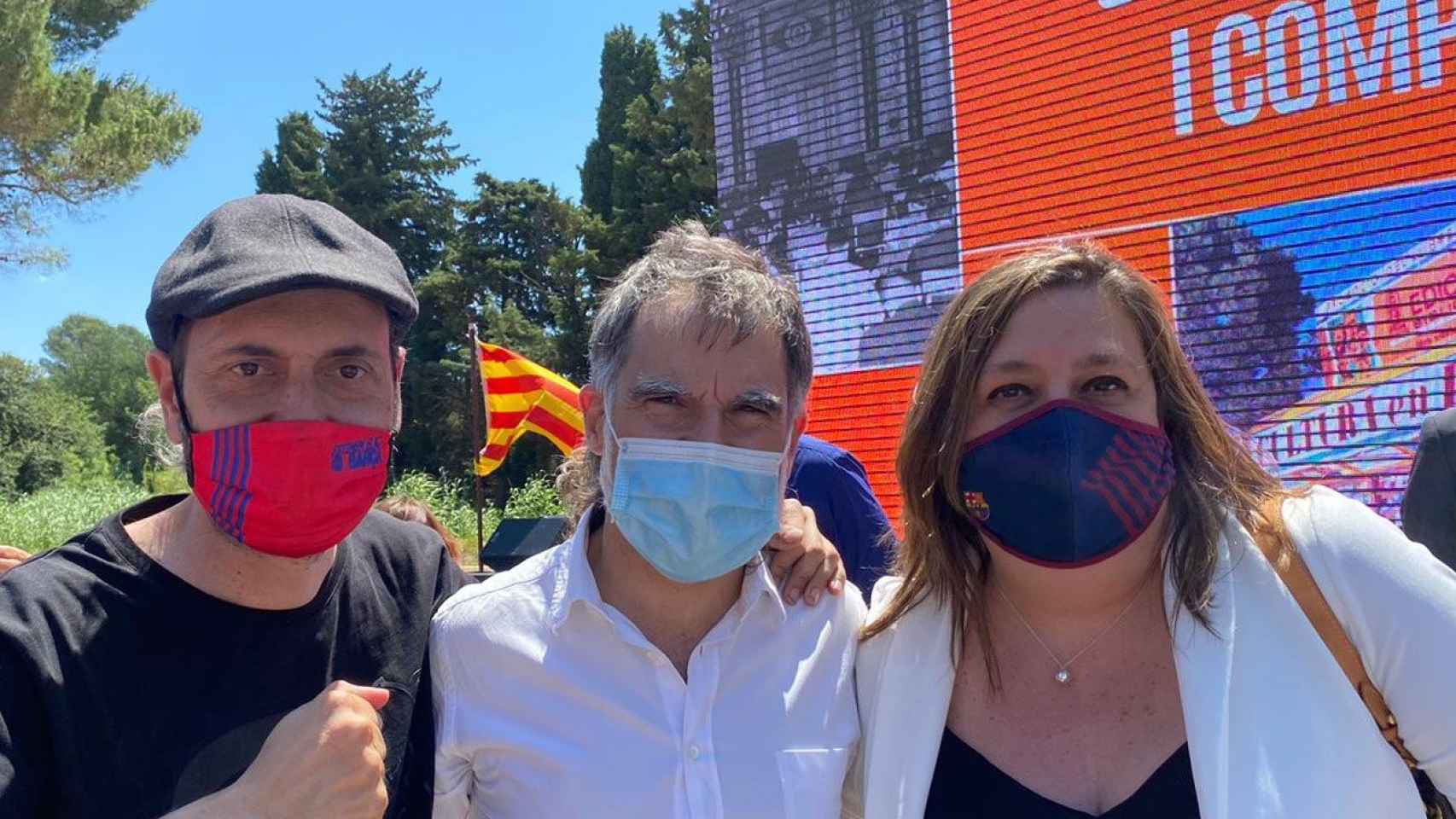 Elena Fort y Miquel Camps junto a Jordi Cuixart en un acto de Òmnium / FC Barcelona