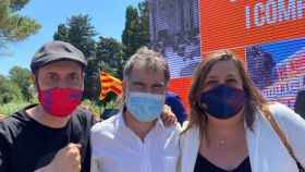 Elena Fort y Miquel Camps junto a Jordi Cuixart en un acto de Òmnium / FC Barcelona