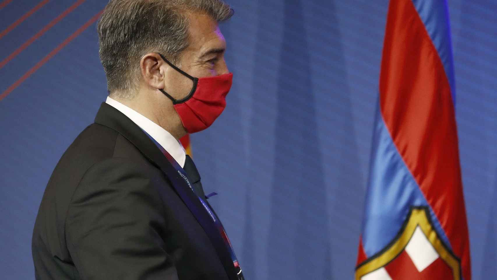 Joan Laporta en el Camp Nou tras salir vencedor / EFE