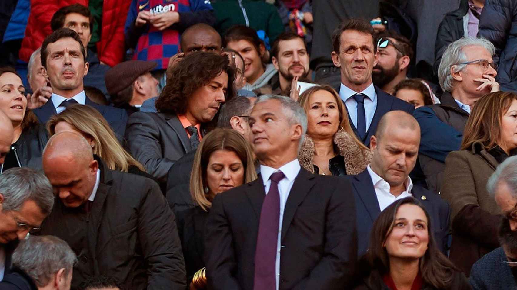 Javier Bordas y Xavier Vilajoana por delante de Amor, Abidal y Ramon Planes, máximos responsables del área de fútbol del Barça / EFE