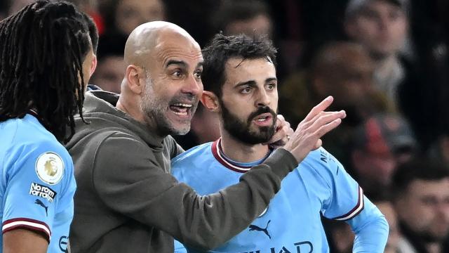 Pep Guardiola, junto a Gündogan, Aké y Bernardo Silva / EFE