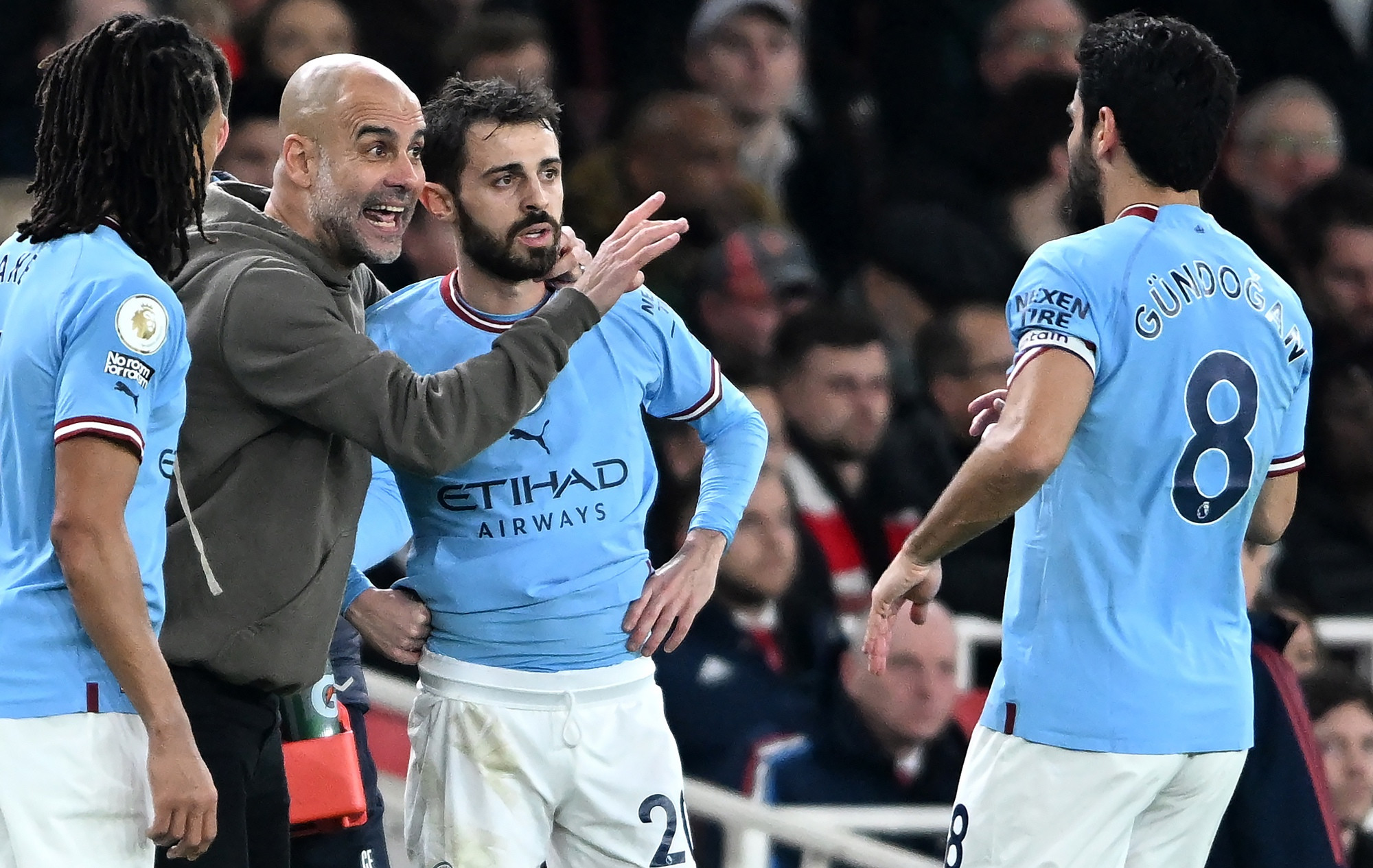 Pep Guardiola, junto a Gündogan, Aké y Bernardo Silva / EFE