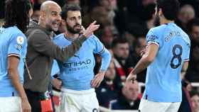 Pep Guardiola, junto a Gündogan, Aké y Bernardo Silva / EFE