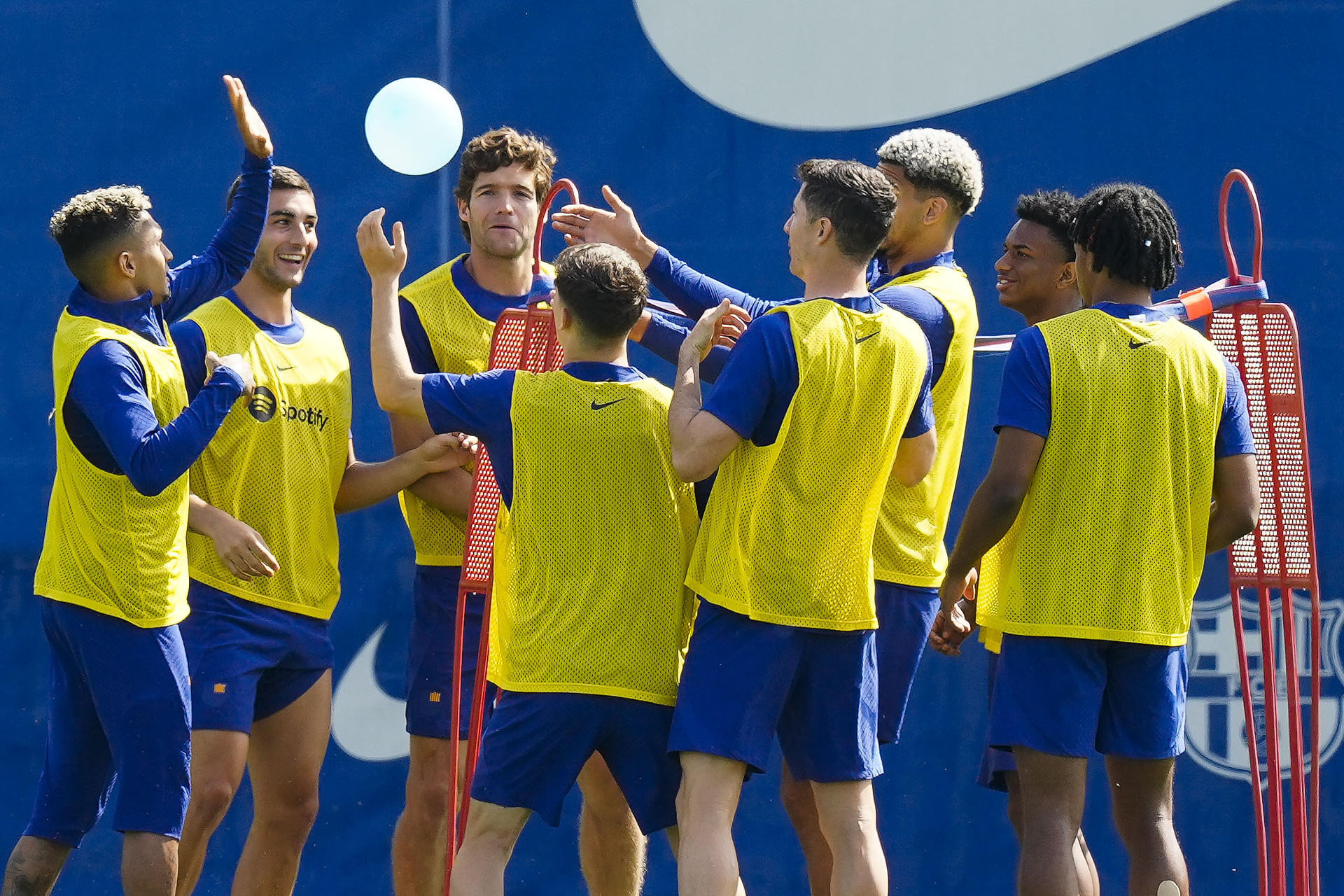 Los jugadores del Barça, en el entrenamiento de este martes / EFE