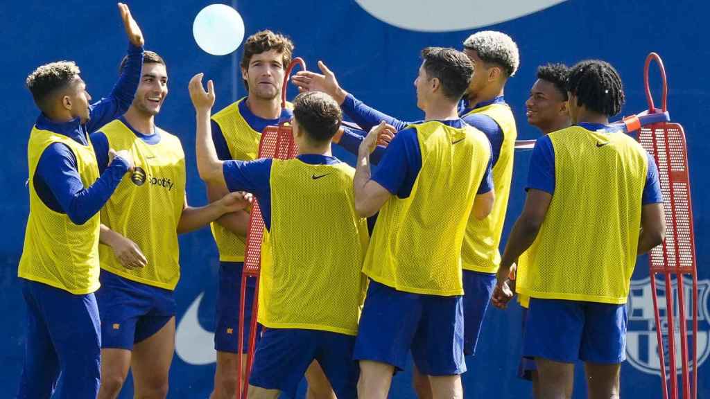 Los jugadores del Barça, en el entrenamiento de este martes / EFE