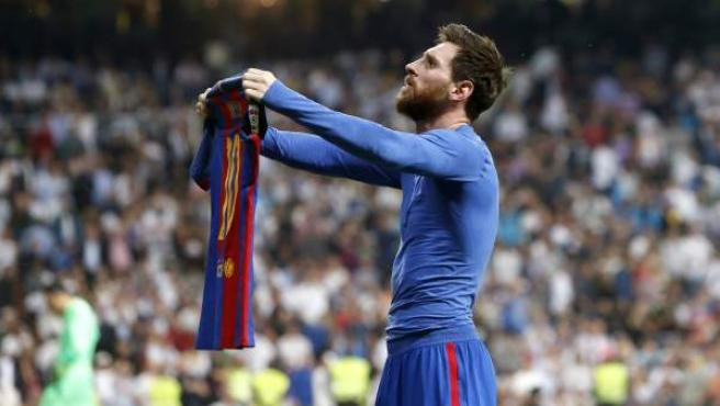 Messi exhibe su camiseta tras marcar el gol de la victoria del Barça en el Bernabéu en abril de 2017 / REDES