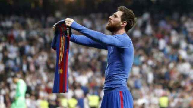 Messi exhibe su camiseta tras marcar el gol de la victoria del Barça en el Bernabéu en abril de 2017