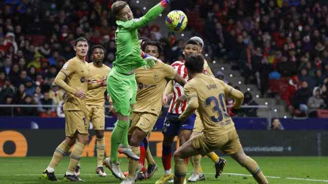 Ter Stegen, rechazando a córner un centro peligroso del Atlético / EFE